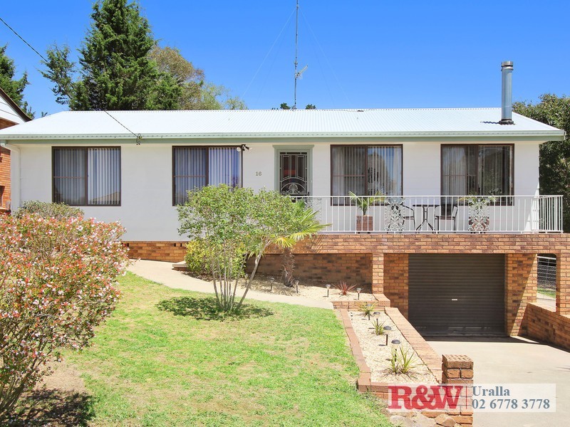16 East Street, Uralla NSW 2358