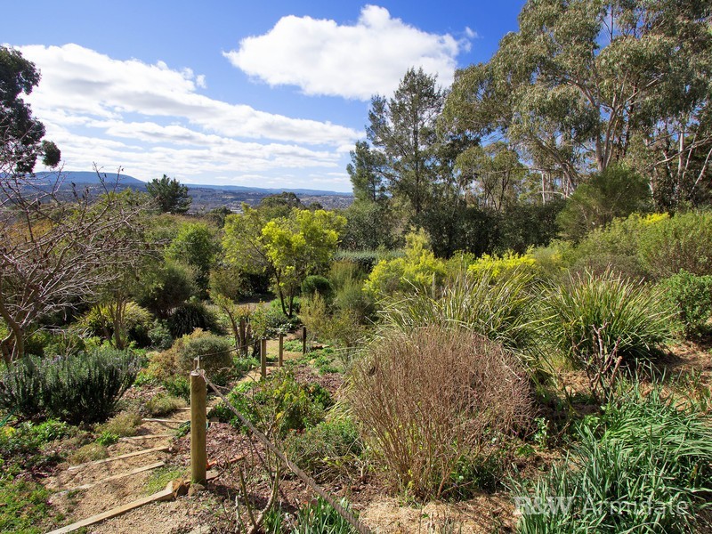 24 Bishop Crescent, Armidale NSW 2350