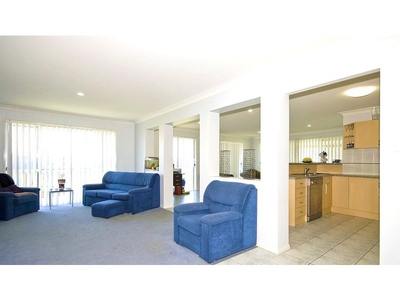 32  CHARLTON PL, Regents Park QLD 4118