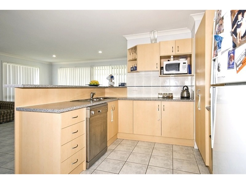 32  CHARLTON PL, Regents Park QLD 4118