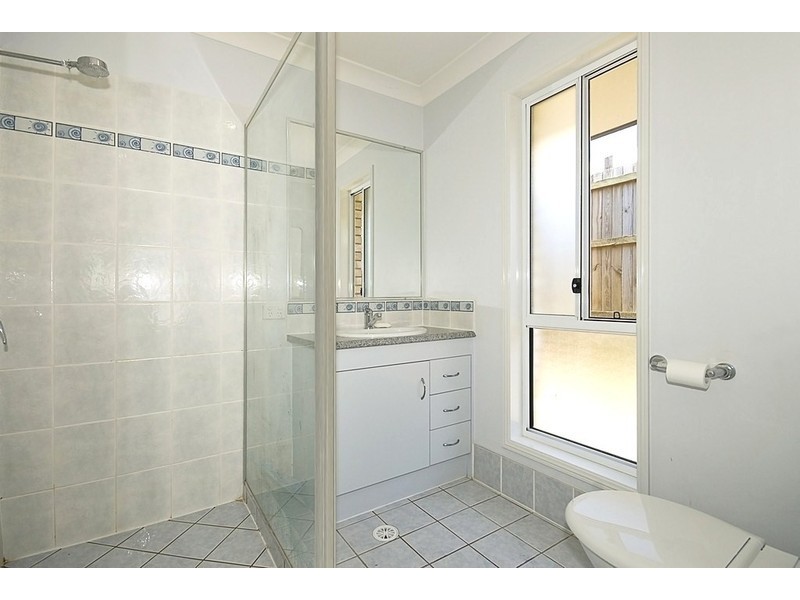 32  CHARLTON PL, Regents Park QLD 4118