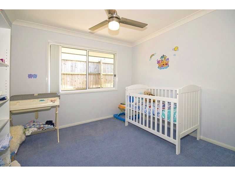 32  CHARLTON PL, Regents Park QLD 4118