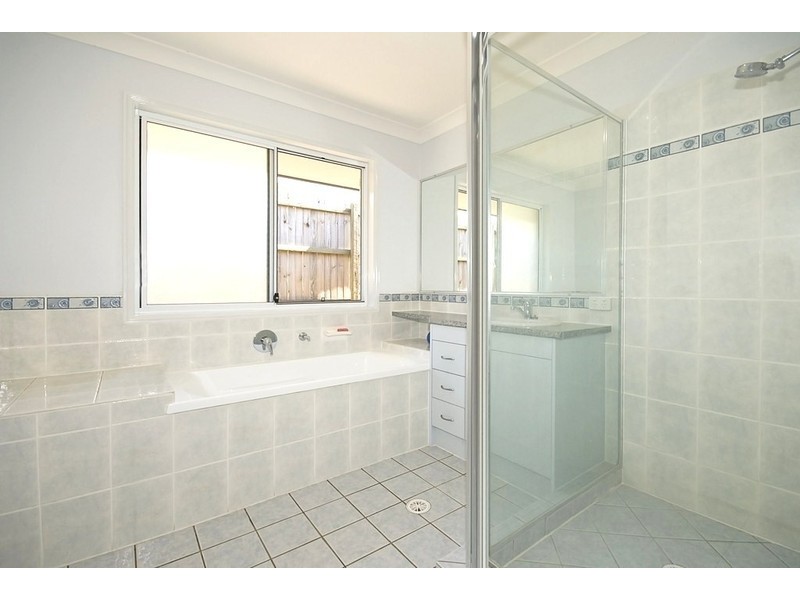 32  CHARLTON PL, Regents Park QLD 4118