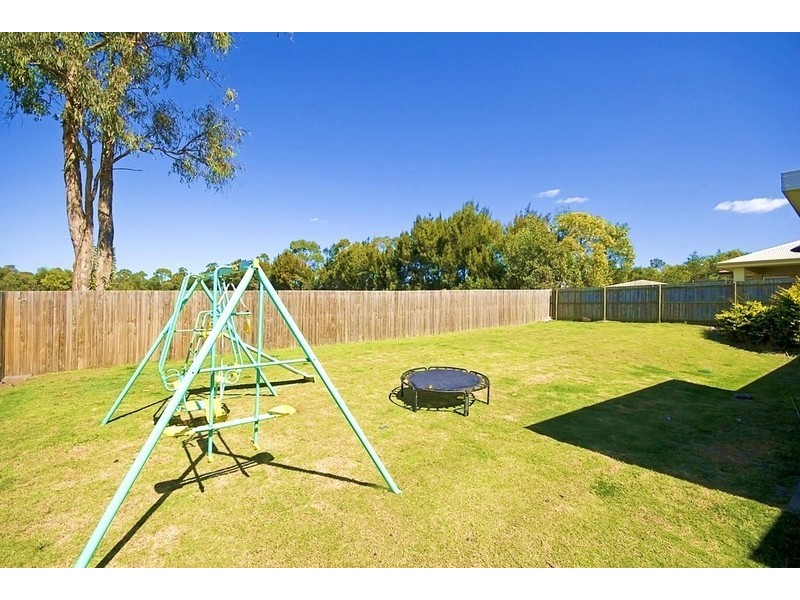 32  CHARLTON PL, Regents Park QLD 4118