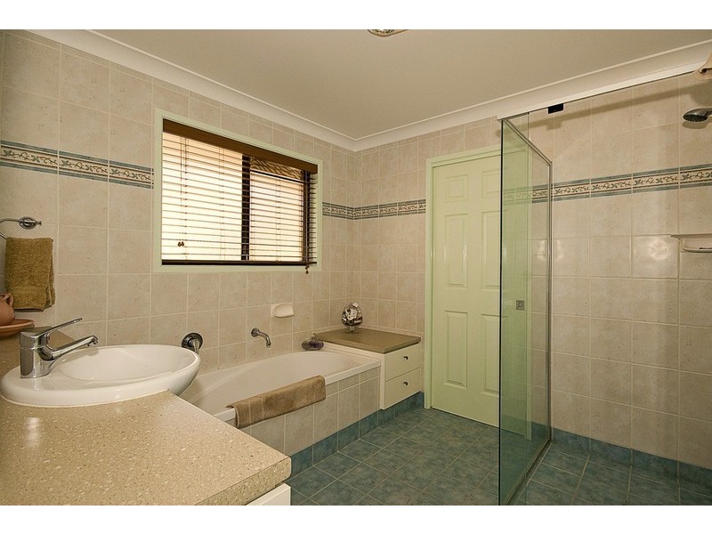 28 GREENVALE CT, Regents Park QLD 4118