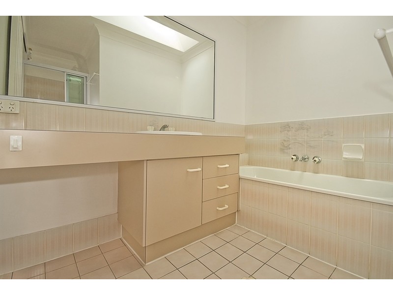 2 COCAS ST, Regents Park QLD 4118