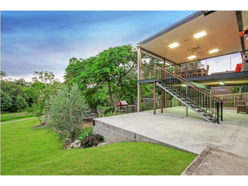 6 Floyd Court, Arana Hills QLD 4054