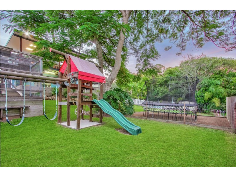 6 Floyd Court, Arana Hills QLD 4054