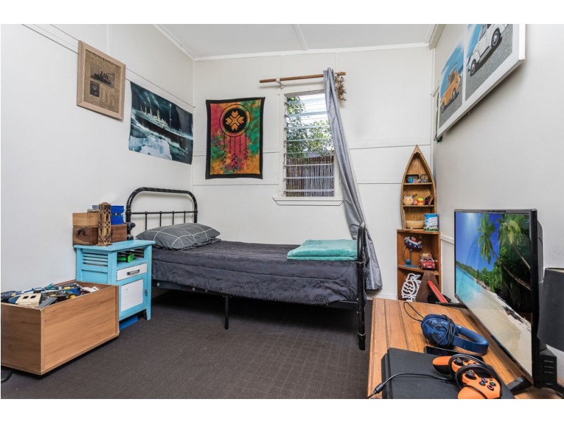 33 James Street, Scarborough QLD 4020