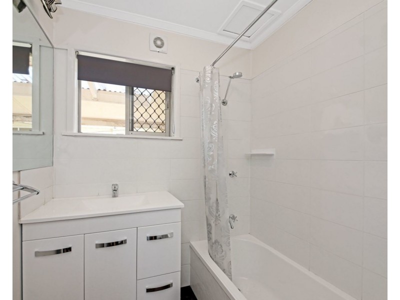 1/4 Rotary Crescent, Redcliffe QLD 4020