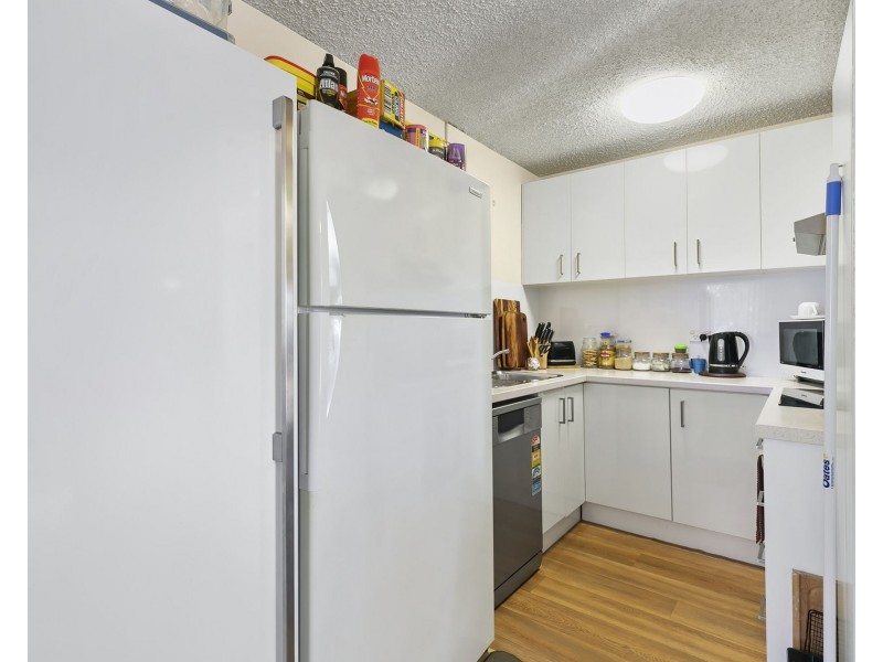 2/137 Prince Edward Parade, Scarborough QLD 4020