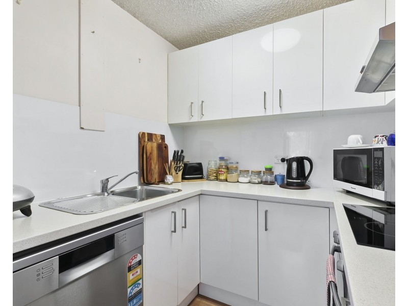 2/137 Prince Edward Parade, Scarborough QLD 4020