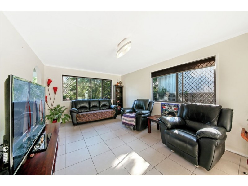 8 Warringah Grove, Petrie QLD 4502