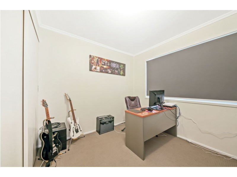 8 Warringah Grove, Petrie QLD 4502