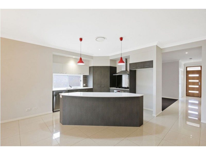 8 Ravensbourne Crescent, North Lakes QLD 4509
