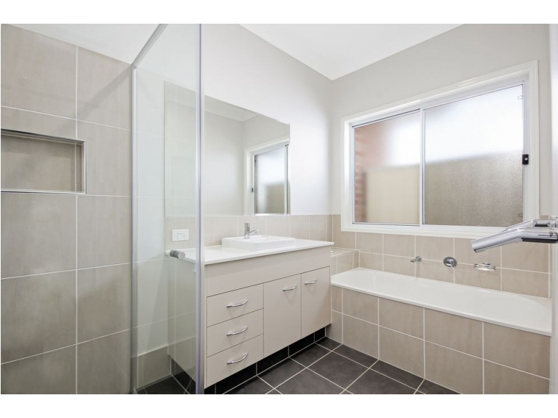 8 Ravensbourne Crescent, North Lakes QLD 4509