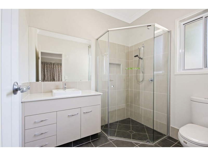 8 Ravensbourne Crescent, North Lakes QLD 4509