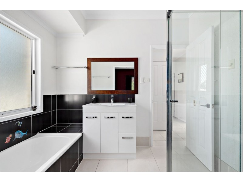1 Goshawk Drive, Kallangur QLD 4503