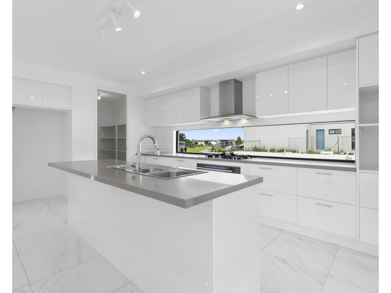 16 Executive Way, Bridgeman Downs QLD 4035