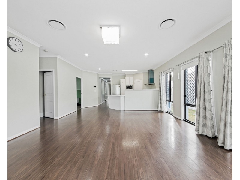 8 Eaton Close, North Lakes QLD 4509