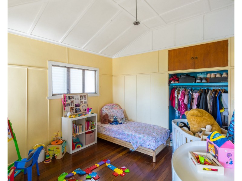 18 Ellen Street, Woody Point QLD 4019