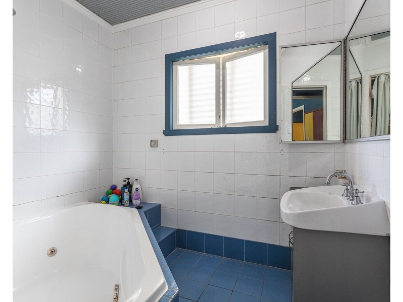 18 Ellen Street, Woody Point QLD 4019