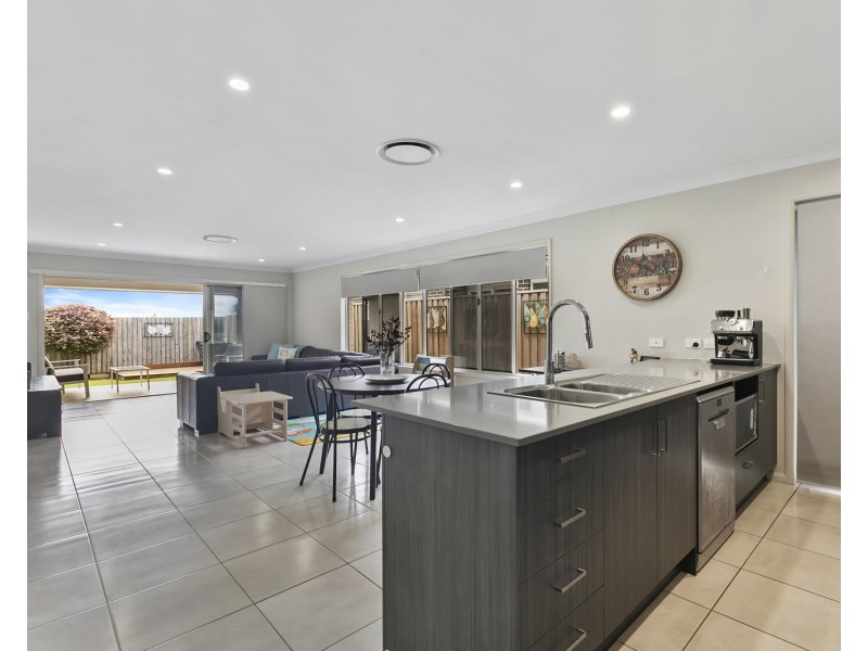 33 Gordon Circuit, Warner QLD 4500