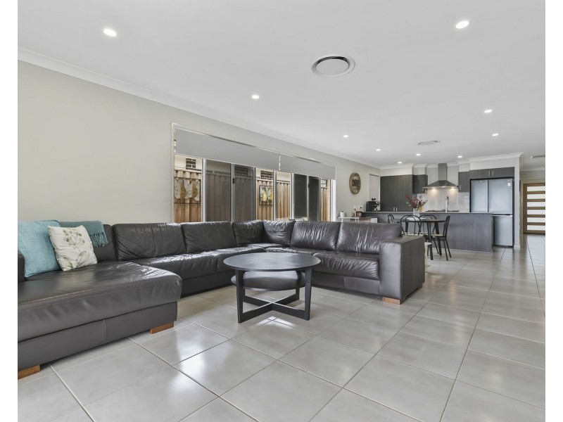 33 Gordon Circuit, Warner QLD 4500