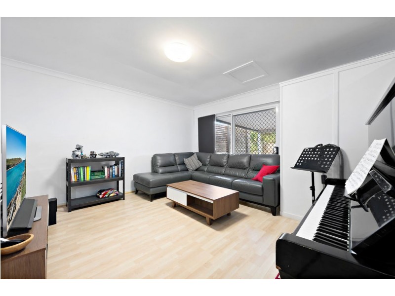 8 Kirri Avenue, Petrie QLD 4502