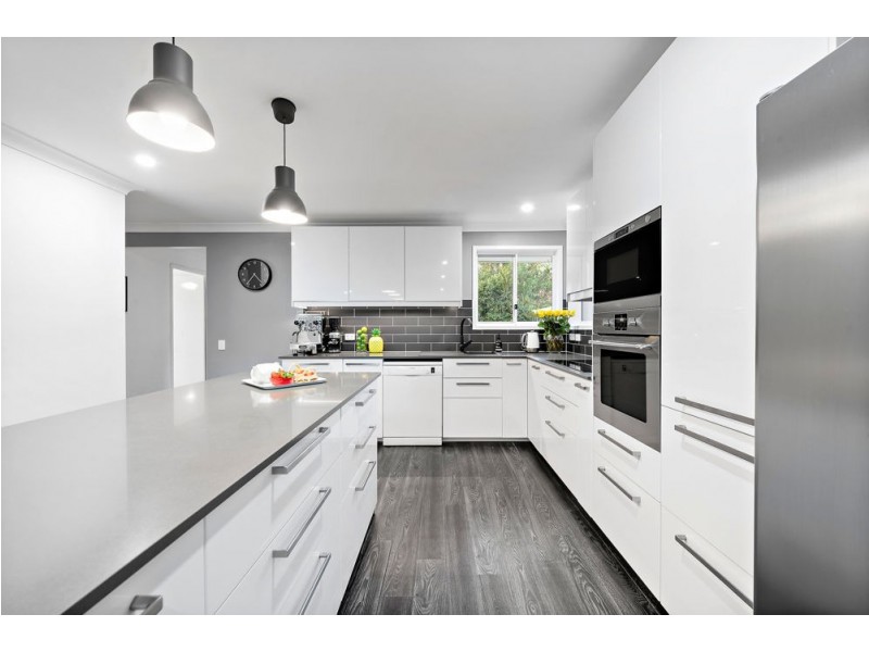 8 Kirri Avenue, Petrie QLD 4502