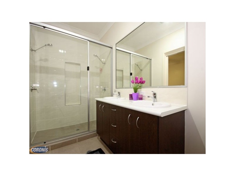 8 Rawlins Crescent, North Lakes QLD 4509