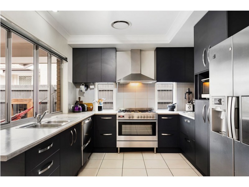 6 Lyrebird Crescent, Upper Kedron QLD 4055