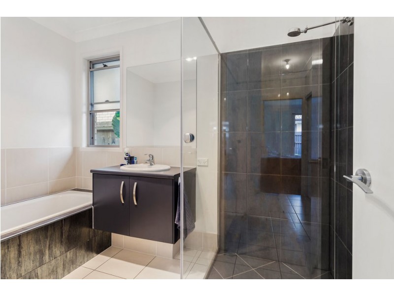 6 Lyrebird Crescent, Upper Kedron QLD 4055