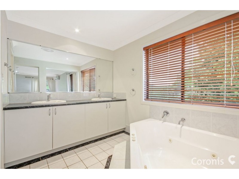 19 Treetop Close, Chapel Hill QLD 4069