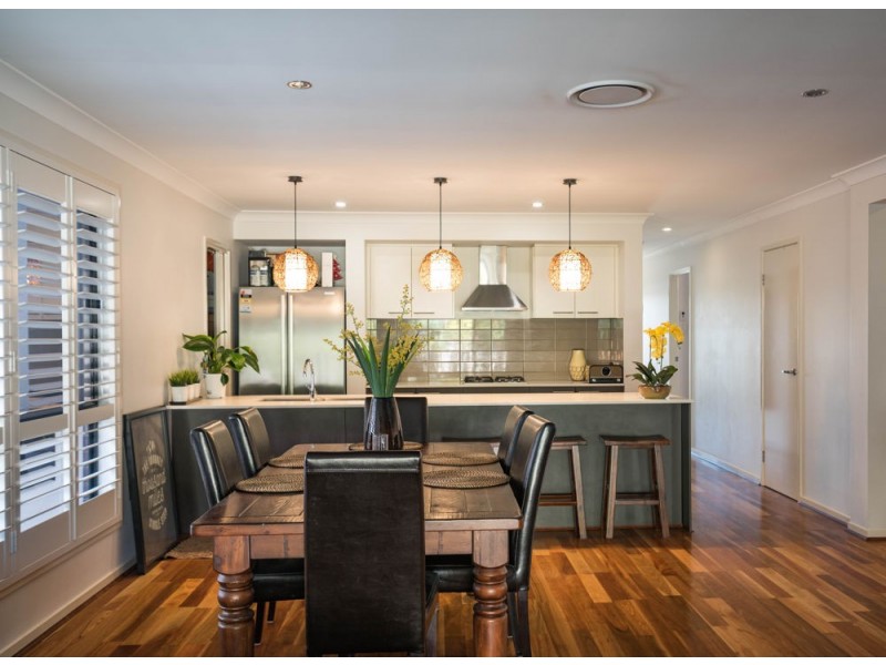 6 Ladbroke Street, Wakerley QLD 4154