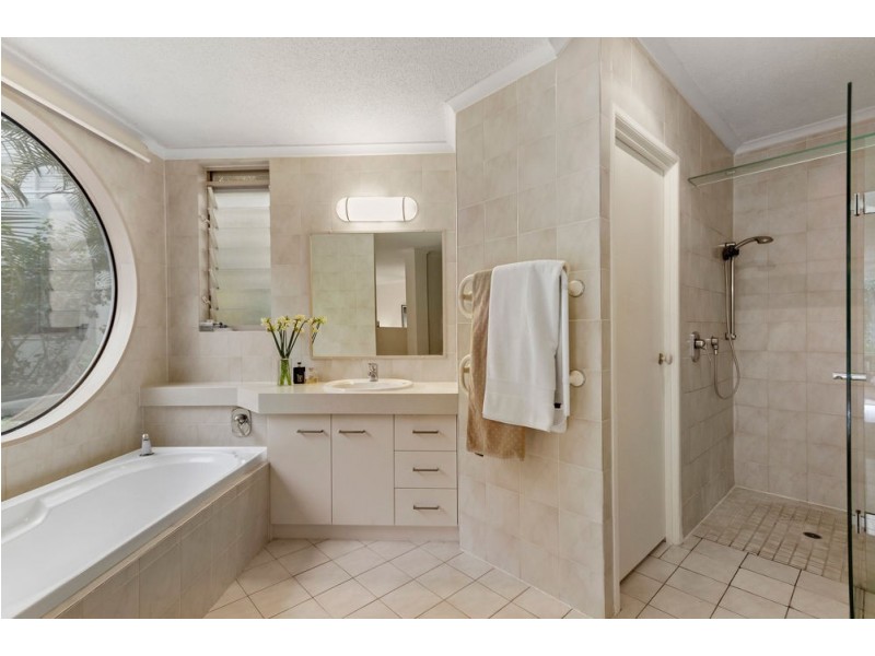 2/32 Tipuana Place, Bardon QLD 4065