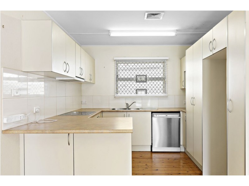 13 Rankin Parade, Main Beach QLD 4217