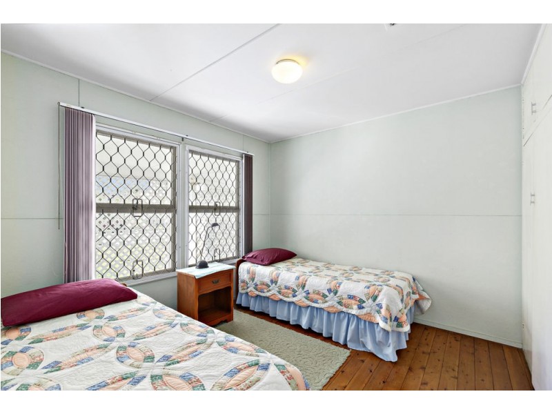 13 Rankin Parade, Main Beach QLD 4217