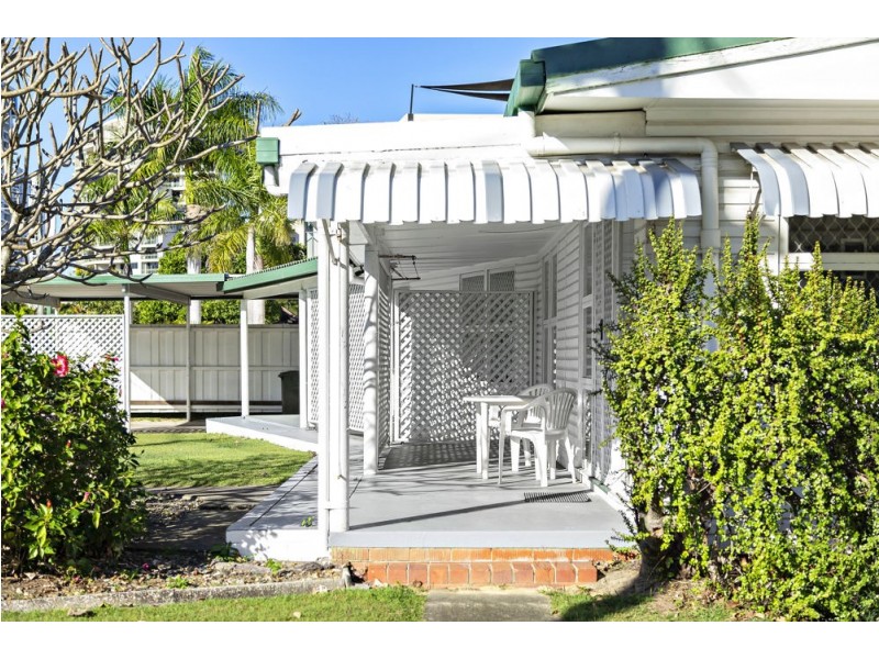 13 Rankin Parade, Main Beach QLD 4217