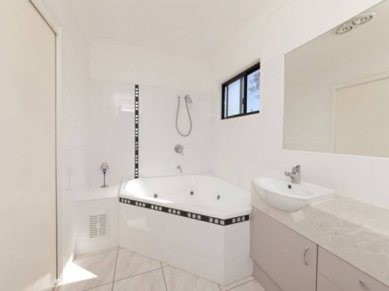 4 Pinehurst Court, Karana Downs QLD 4306