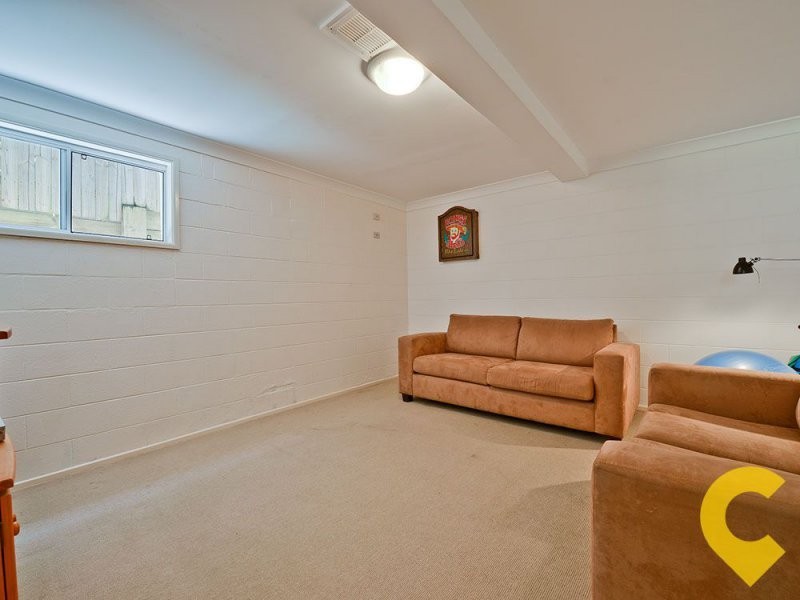 17 Iris Street, Holland Park West QLD 4121