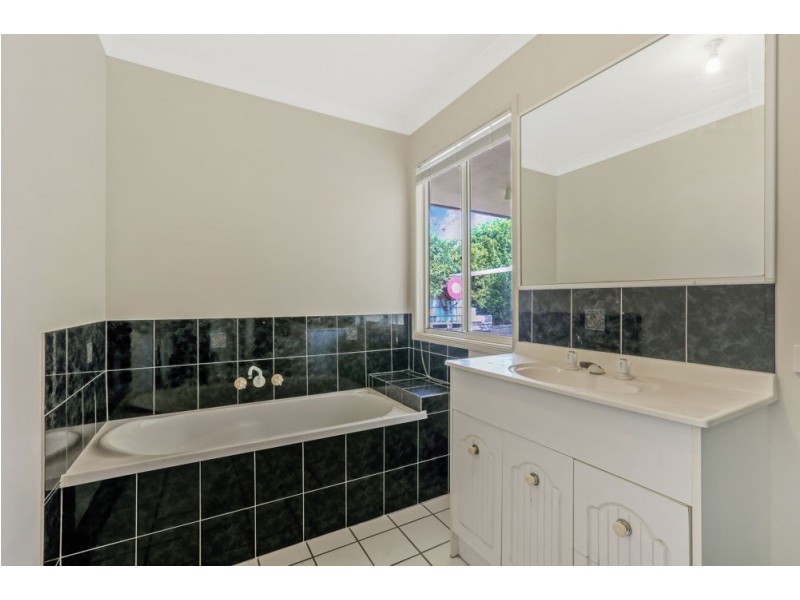 20 Sonorous Close, Regents Park QLD 4118