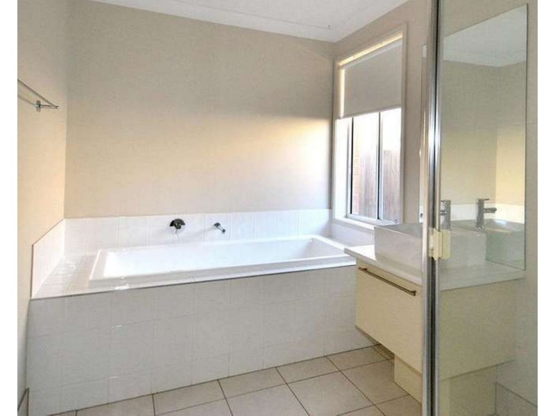 10 Anne St, Augustine Heights QLD 4300