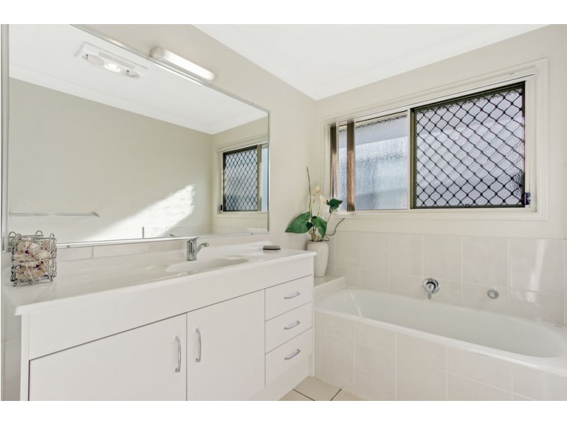 5 Waterside Drive, Springfield Lakes QLD 4300