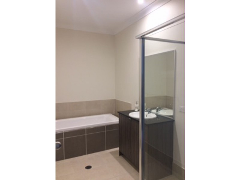 47 Oakmoss Dr, Springfield Lakes QLD 4300