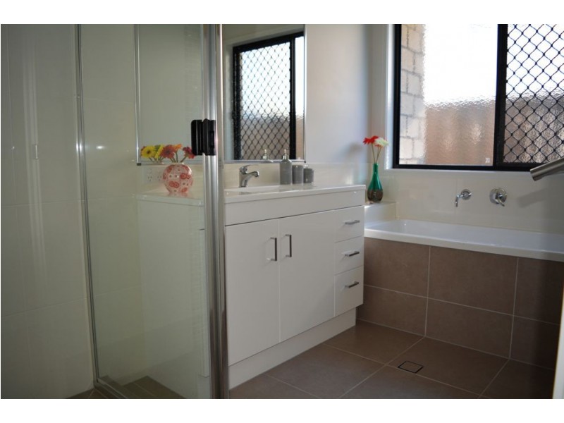 8 Stillness Court, Springfield Lakes QLD 4300