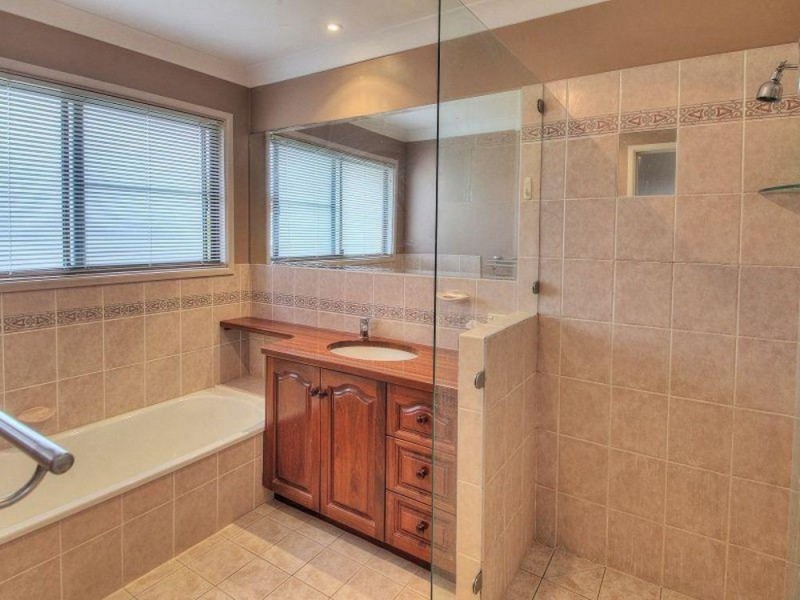 33 Dryade St, Regents Park QLD 4118