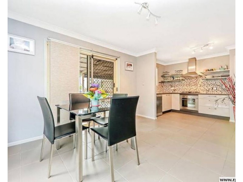 8 McKenzie Place, Forest Lake QLD 4078