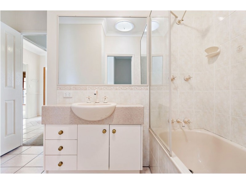 5 Berkshire Pl, Springfield Lakes QLD 4300