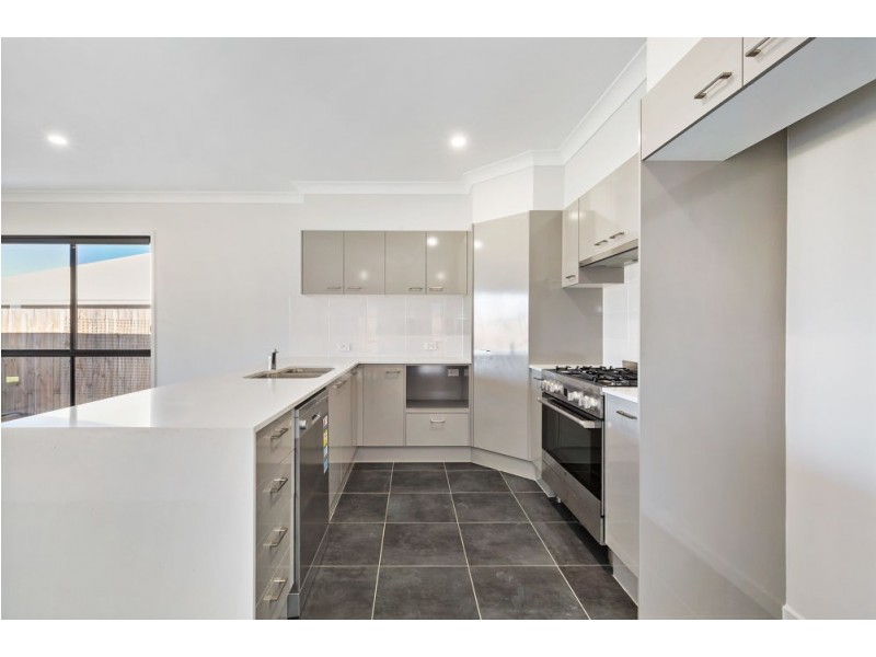 9 Kookaburra Place, Deebing Heights QLD 4306